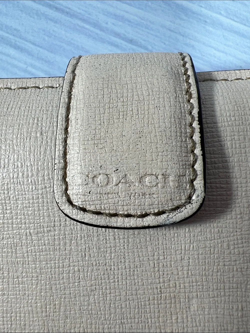 🌺 COACH CREAM LEATHER WRISTLET PHONE WALLET